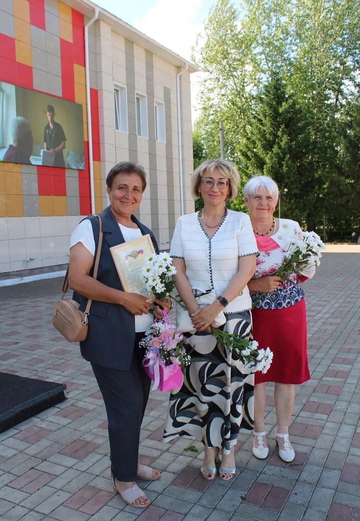 35 лет назад она случайно шагнула в медицину. И осталась в ней навсегда. Не потому, что некуда было идти, а потому что поняла главное: быть нужной людям — это и есть настоящее призвание.